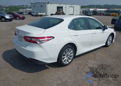 2018 Toyota Camry Le z USA, uszkodzony, nr VIN 4T1B11HKXJU069544